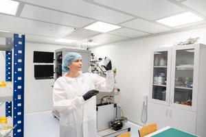 Nuo lazerių dronuose iki patikimesnių raketų: kuo optinės dangos gali pasitarnauti mūšio lauke?