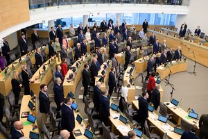 Seimui neužteko balsų apsispręsti dėl siūlymo LKP pripažinti nusikalstamas veikas vykdžiusia organizacija