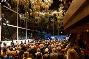 LNOBT rūmai Vilniaus centrą puošia jau 50 metų: jubiliejų atšventė su muzika ir tortu