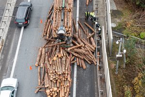 Incidentas Kaune: iš miškovežio pabiro rąstai, judrioje vietoje formuojasi didelės spūstys, eismas – uždarytas