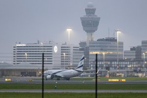 Tel Avive nusileido pirmasis lėktuvas, gabenantis iš Amsterdamo evakuotus izraeliečius