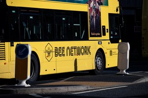 Jungtinėje Karalystėje – autobusų susidūrimas: pranešama apie nukentėjusius žmones
