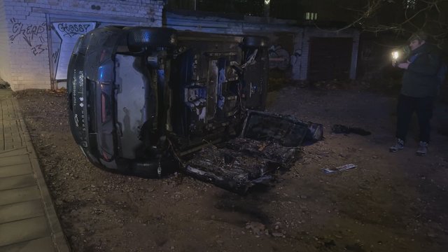 Vaizdai iš įvykio vietos: verslo centre „Europa“ liepsnojo elektromobilis