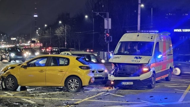 Vilniuje – skaudus dviejų automobilių ir greitosios pagalbos susidūrimas: nukentėjo trys žmonės