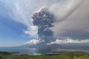 Indonezijoje į dangų pakilo didžiulis pelenų stulpas: sutriko skrydžiai į turistų pamėgtą Balį