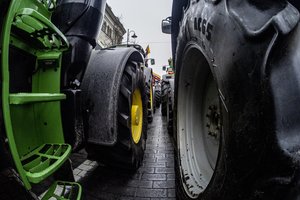 Kombainus, traktorius bei įvairius padargus ūkininkai pirks kitaip – įsigaliojo žemės ūkio technikai įsigyti numatyti įkainiai    