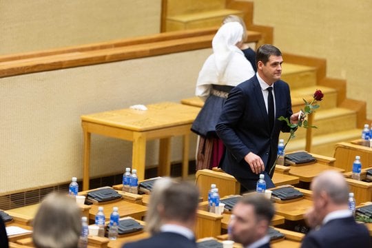 R.Žemaitaičio priesaikos metu dalis konservatorių ir liberalų pakilo iš savo kėdžių ir išėjo iš istorinės posėdžių salės.