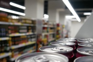 Čekija planuoja uždrausti energinių gėrimų pardavimą vaikams