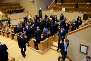 4 į Seimą išrinktiems politikams neprisiekus, jų mandatai bus perleidžiami už rinkimų brūkšnio likusiems kandidatams