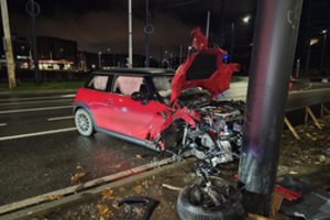 Vilniuje į stulpą įsirėžė automobilis „Mini Cooper“ – vairuotojas pabėgo