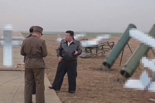 Dar vienas pavojingas Kim Jong Uno nurodymas: įsakė masiškai gaminti „savižudžius dronus“