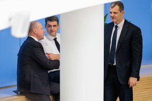 Užkulisinės valdžios kėdžių dalybos: liejamos nuoskaudos, braukiamos ašaros ir metami burtai