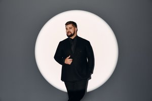 Dainotas Varnas superhitą atliko sudėtingu būdu: sekėjai apipylė komplimentais