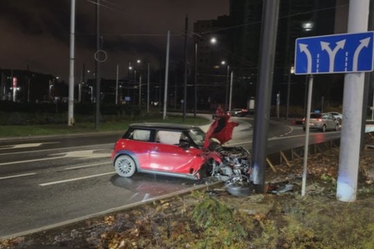 Avarija Žirmūnų žiede sukėlė tarnybas ant kojų: pats kaltininkas iš įvykio vietos pasišalino