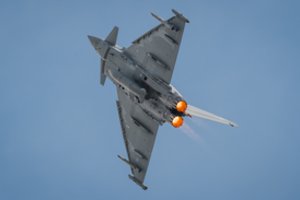 Jungtinės Karalystės naikintuvai pakelti stebėti Rusijos karinį lėktuvą 