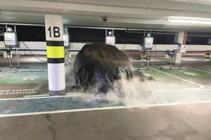 Išskyrė kelias priežastis, dėl kurių gali užsidegti elektromobilis: pagrindiniai patarimai vairuotojams, kuriuos reikėtų žinoti