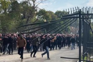 Nuo Sakartvelo atskirtoje Abchazijoje – dideli neramumai: žmonės šturmavo parlamentą