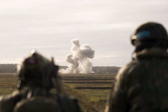  Pratybos Lietuvoje: iš 6 kilometrų aukščio bombas metė JAV bombonešiai ir Italijos naikintuvai.