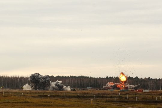  Pratybos Lietuvoje: iš 6 kilometrų aukščio bombas metė JAV bombonešiai ir Italijos naikintuvai.