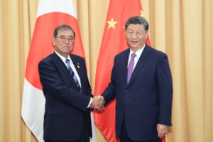 Japonijos premjeras išreiškė susirūpinimą Kinijos vadovui dėl padėties Pietų Kinijos jūroje