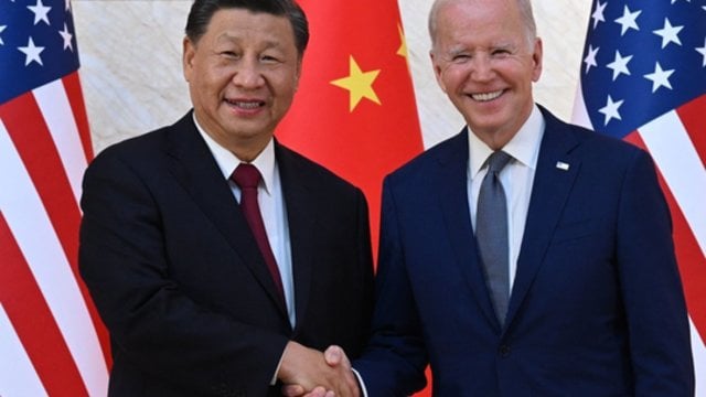 Xi Jinpingas kalbėdamas su J. Bidenu užsiminė apie sklandesnius santykius: nuskambėjo ir perspėjimas