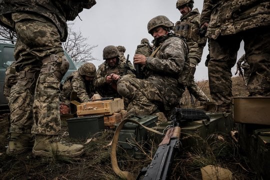 Ukrainiečiai JAV leidimą smogti į Rusijos gilumą laiko pavėluotu: mano, kad tai gali būti J. Bideno strategija