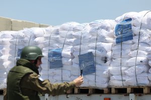 Apiplėšta daugiau nei 100 pagalbą Gazai gabenusių sunkvežimių kolona