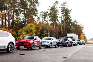 Beieškant elektromobilių aukso viduriuko: kokie parametrai labiausiai džiugina sėdančius prie naujausių modelių vairo?