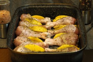 Šeimininkė pasidalino ypatingu vištienos kepimo būdu: nereikia marinuoti, jau po pirmų kąsnių visi kilnos antakius