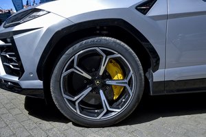 Žinia iš „Lamborghini“ – atideda pirmojo savo istorijoje elektra varomo automobilio debiutą