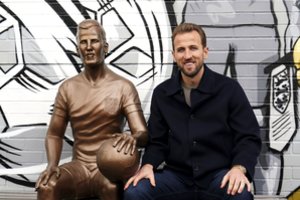 Dar viena „kreivų veidrodžių“ parodija – už 8,5 tūkst. eurų sumą Londoną „papuošė“ Harry Kane'o skulptūra