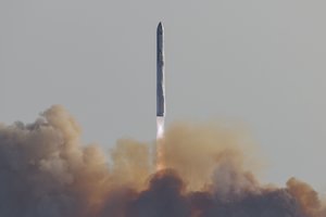 D. Trumpas stebėjo E. Musko erdvėlaivio startą