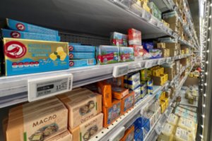 Dėl vagysčių Rusijos parduotuvės jau pradėjo rakinti sviestą: plinta vaizdai, kaip vagiamos jo atsargos