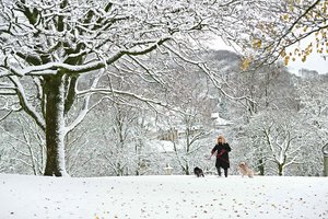 Chaosas Jungtinėje Karalystėje: prisnigo tiek, kad teko uždaryti mokyklas, sutriko eismas
