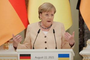 Buvusi Vokietijos kanclerė A. Merkel siekė atidėti Ukrainos narystę NATO