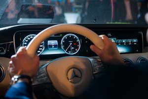 Negalėjo patikėti, kuo baigsis automobilio pirkimas iš „Mercedes-Benz“ atstovybės: situacija virto „neįtikėtinu košmaru“