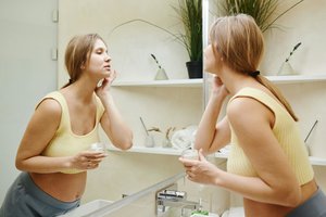 Burnos priežiūra nėštumo metu: kas keičiasi ir kokios ligos puola labiau