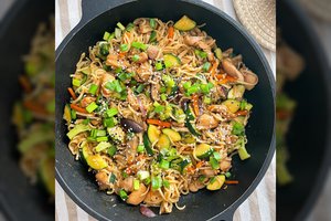 Wok makaronai su vištiena – vos vienas šaukštelis slapto ingrediento ir mėsa iškeps ypač minkšta