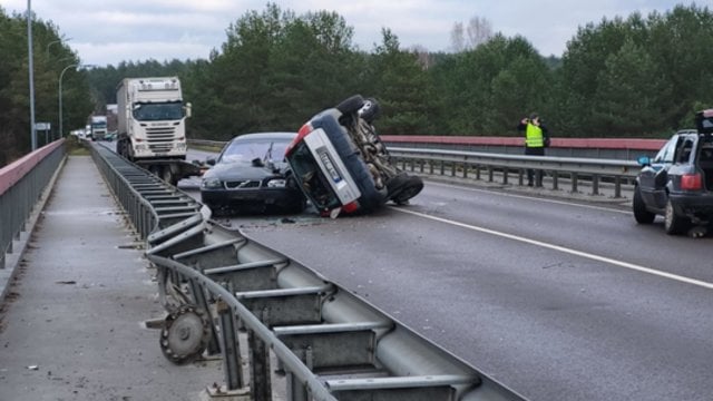 Nemenčinėje – trijų automobilių avarija: vienam vairuotojui prireikė medikų