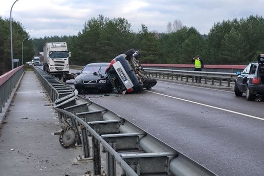 Nemenčinėje – trijų automobilių avarija: vienam vairuotojui prireikė medikų