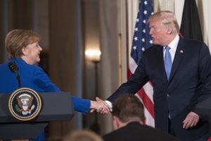 A. Merkel: D. Trumpas pirmosios kadencijos metu žavėjosi autokratais
