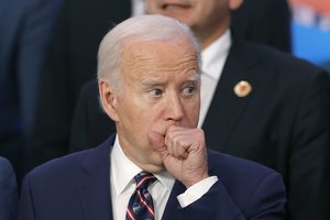 J. Bidenas TBT išduotą Izraelio premjero arešto orderį pavadino „nežmonišku“