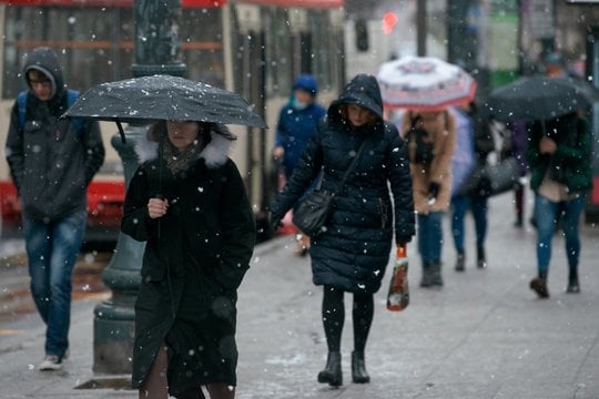 Sniego kris vis daugiau, tačiau ilgai nesilaikys: nuo kitos savaitės – pokyčiai