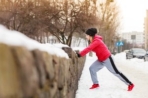 Kad bėgiojimas žiemą netaptų ligų priežastimi: trenerė patarė, kokių klaidų nedaryti