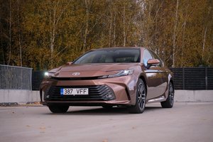 2024 m. „Toyota Camry“ testas: japoniškas hibridas beveik be alternatyvų 