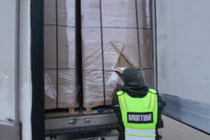 Pasienyje su Lenkija muitininkai sulaikė vilkiką su 2,3 mln. eurų vertės kontrabandinių cigarečių kroviniu