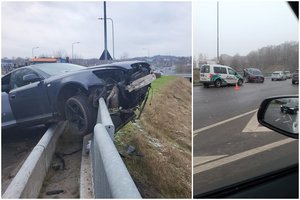 Vilniuje susidūrė automobiliai „Volkswagen“ ir „Audi“ – pastarasis po smūgio pakibo ant viaduko atitvarų