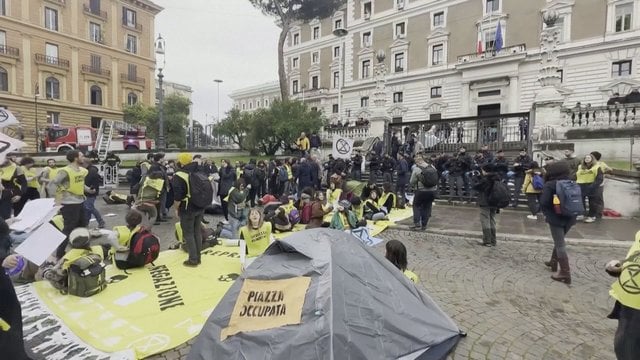 Klimato aktyvistai Romoje surengė protestą: prie ministerijos paliko šokiruojančias „dovanas“