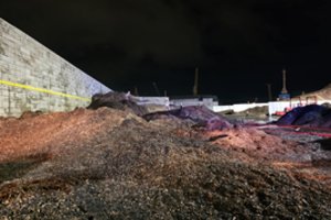 Klaipėdos uosto krovinių terminale kilo gaisras: dega dvi biokuro krūvos