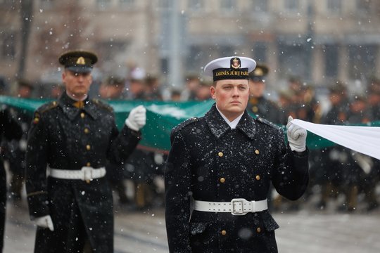 Lietuva iškilmingai švenčia kariuomenės dieną: kadruose – karių rikiuotė ir paradas Gedimino prospektu